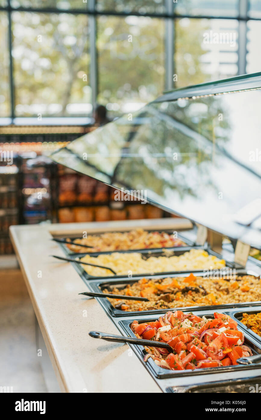 Mittag- Essen Salat Bar in Lebensmittelgeschäft Markt Stockfoto