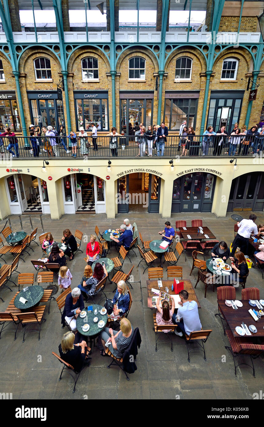 London, England, UK. Covent Garden Market - Restaurants, Geschäfte und Cafés unter Abdeckung Stockfoto