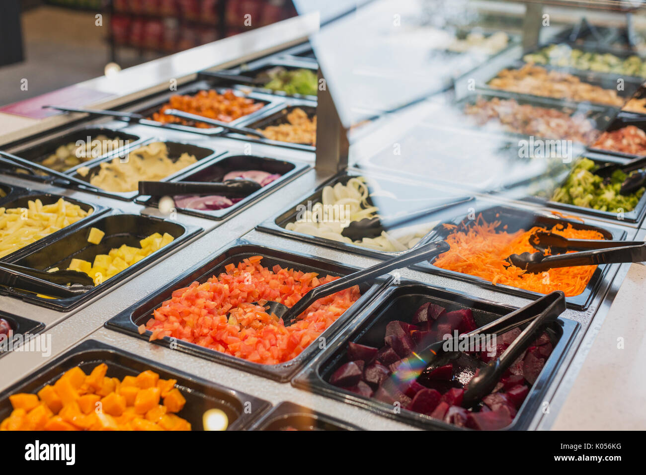 Salatbar und Zangen in Lebensmittelgeschäft Markt Stockfoto
