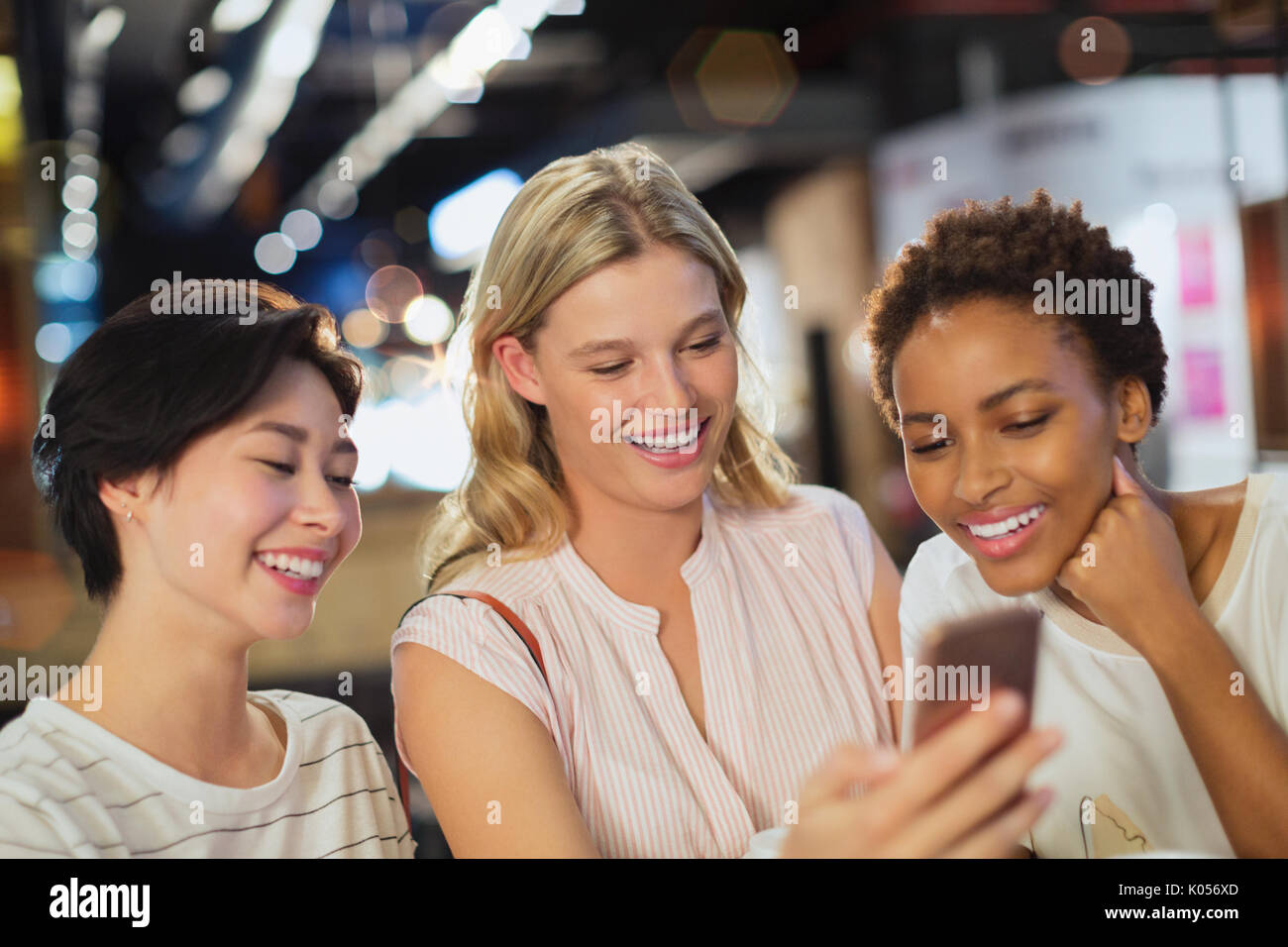 Lächelnden jungen Frauen, die selfie Stockfoto