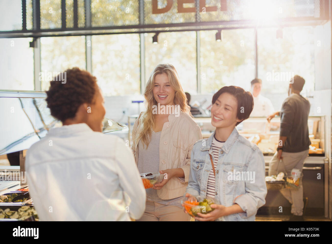 Junge Frauen, die Freunde an der Salatbar im Lebensmittelgeschäft Markt Stockfoto