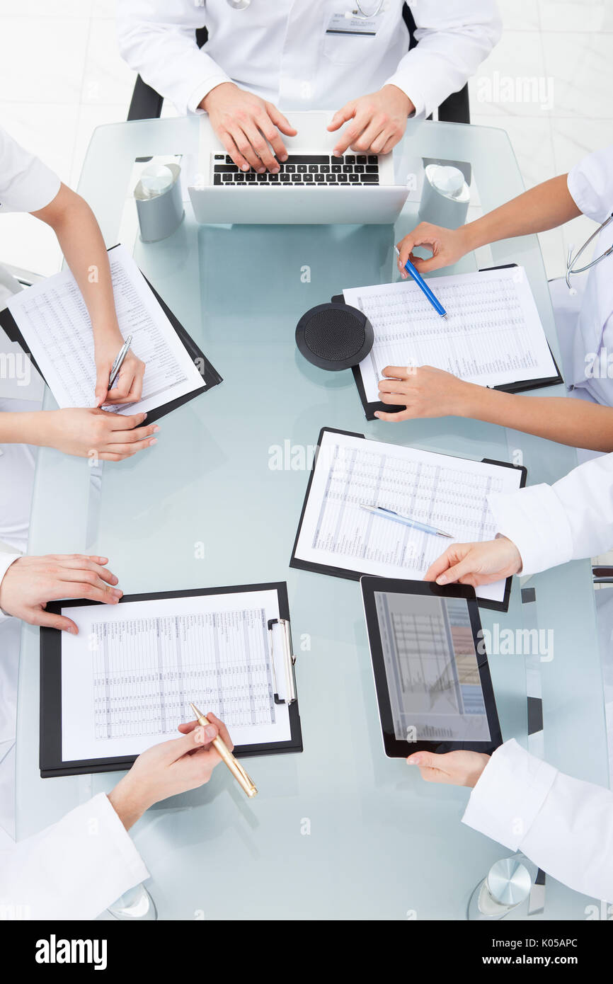 Bild von Ärzten untersuchen Arztberichte am Schalter in Klinik beschnitten Stockfoto