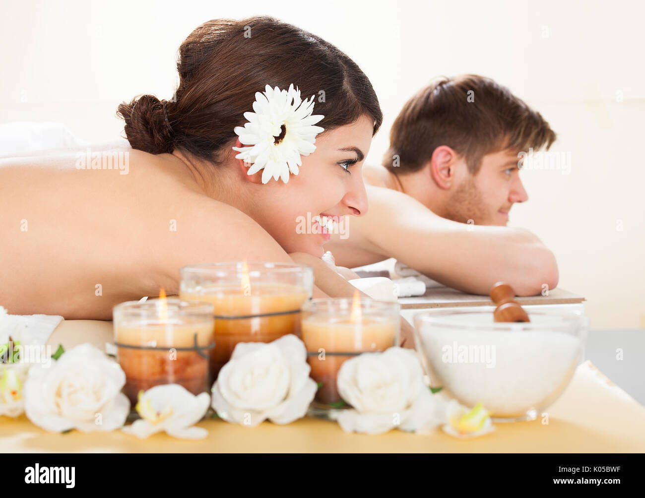 Seitenansicht des jungen Paares Entspannung im spa Stockfoto
