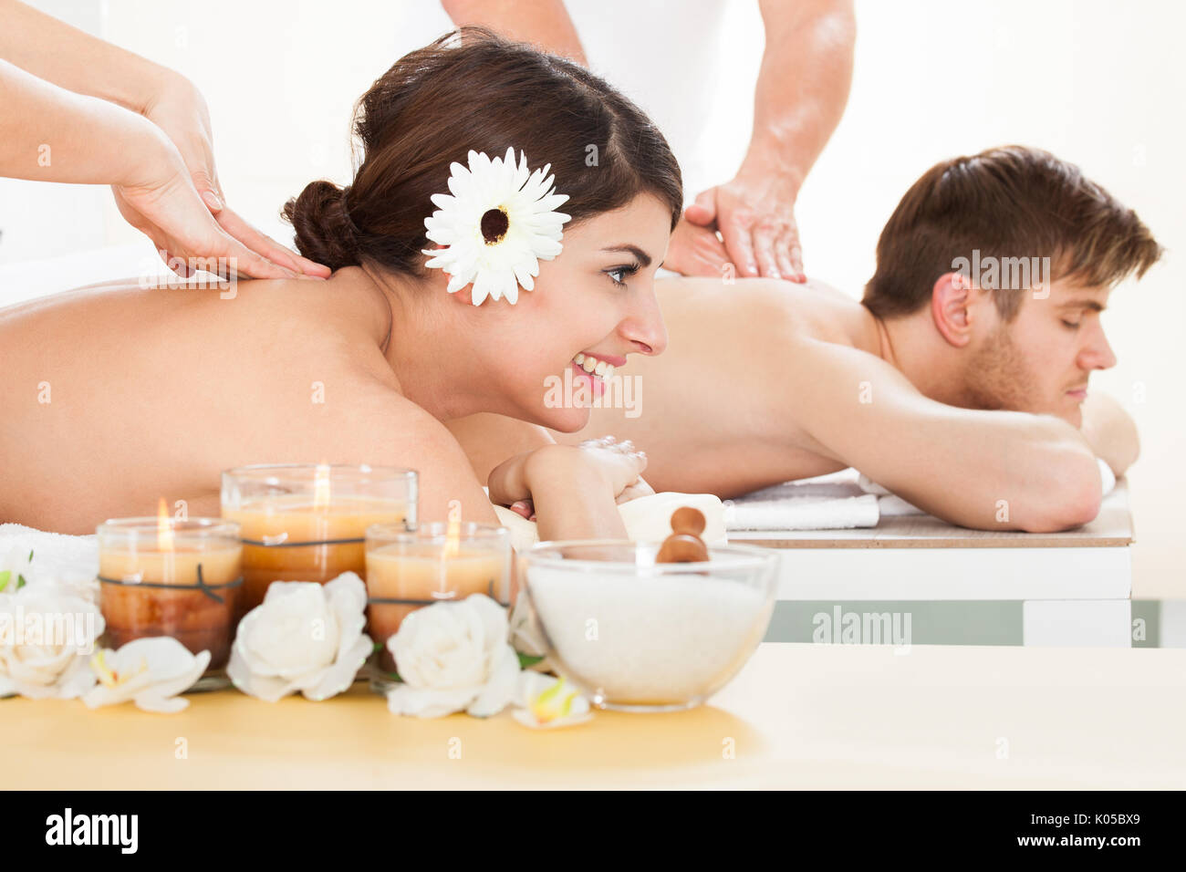 Porträt von lächelnden jungen Paares, an die Massage im spa Stockfoto