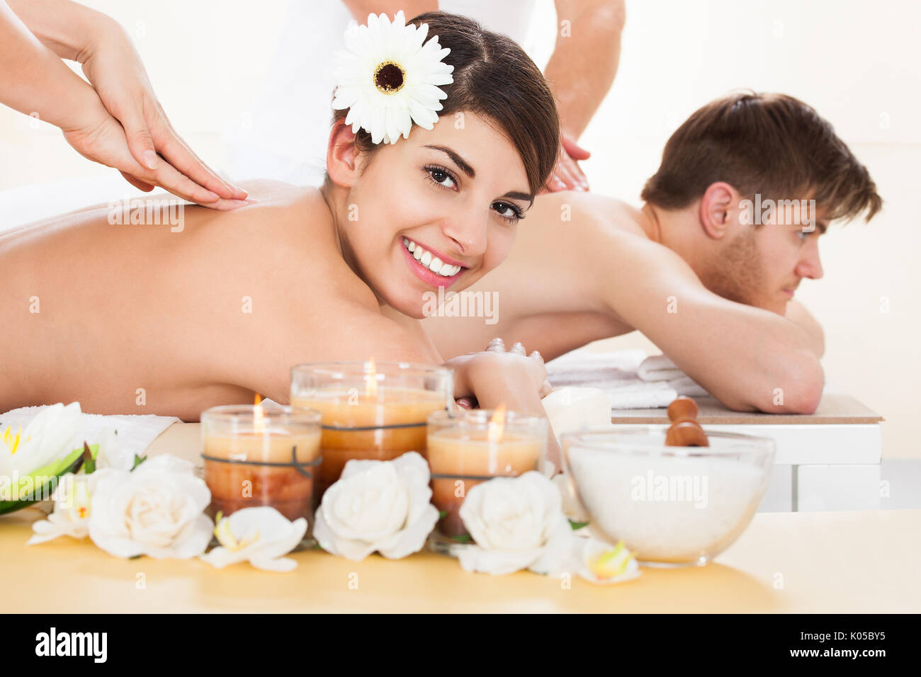 Porträt von lächelnden jungen Paares, an die Massage im spa Stockfoto