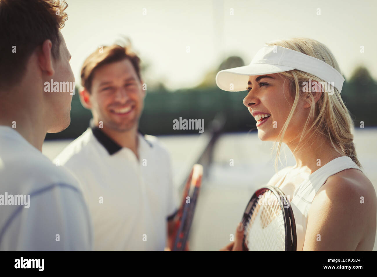 Männliche und weibliche Tennisspieler mit Tennisplatz Stockfoto