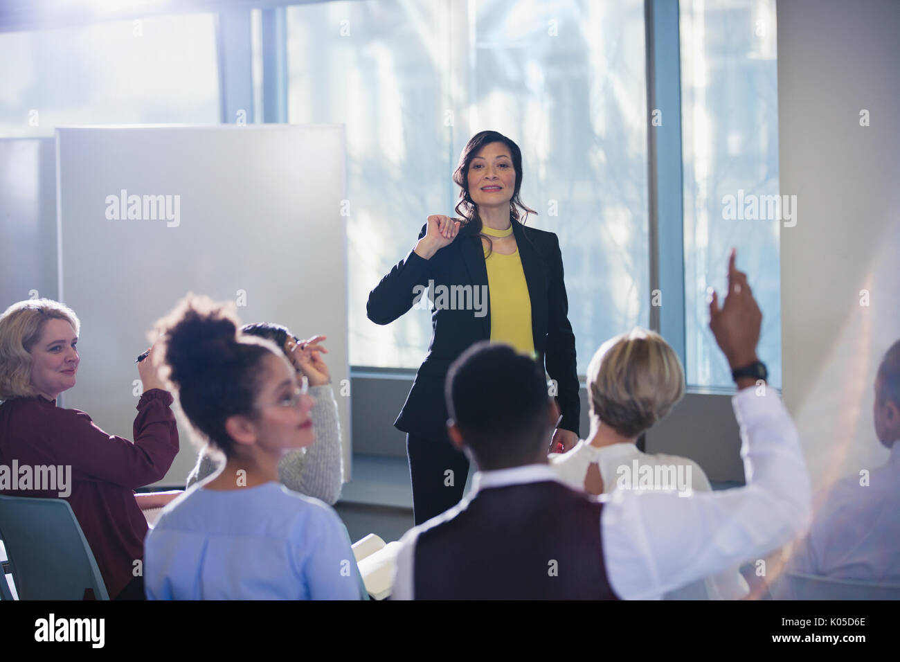 Geschäftsfrau, die führende Konferenz, die Beantwortung Publikum fragen Stockfoto