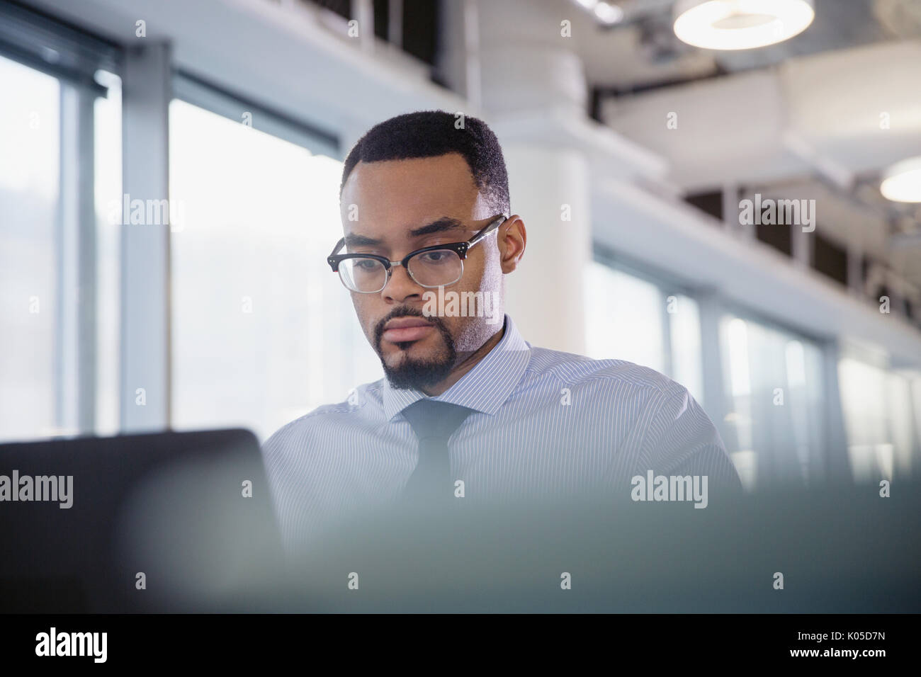 Ernst, fokussierte Geschäftsmann arbeiten am Laptop im Büro Stockfoto