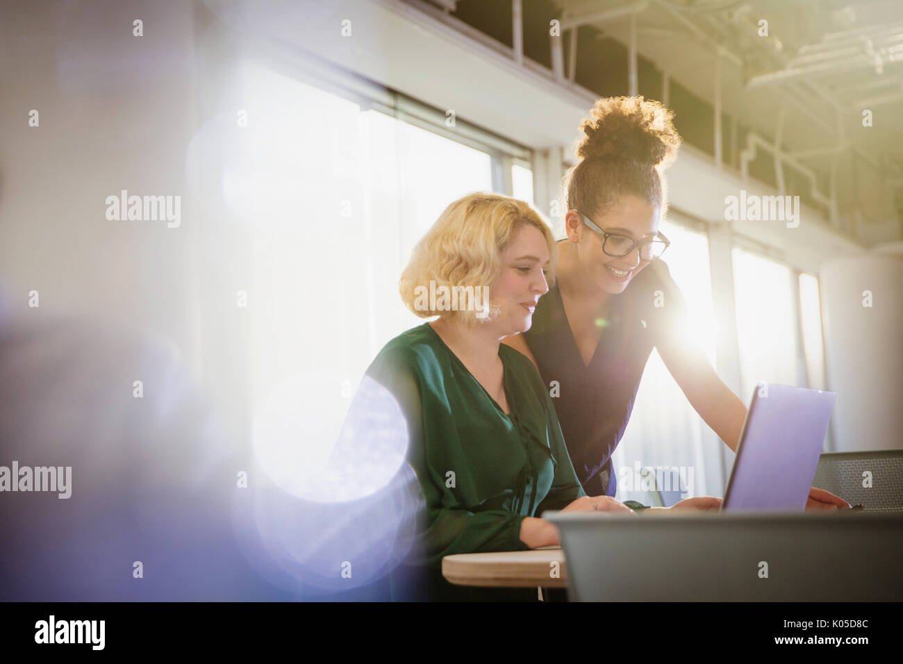 Unternehmerinnen mit Laptop im Büro Stockfoto