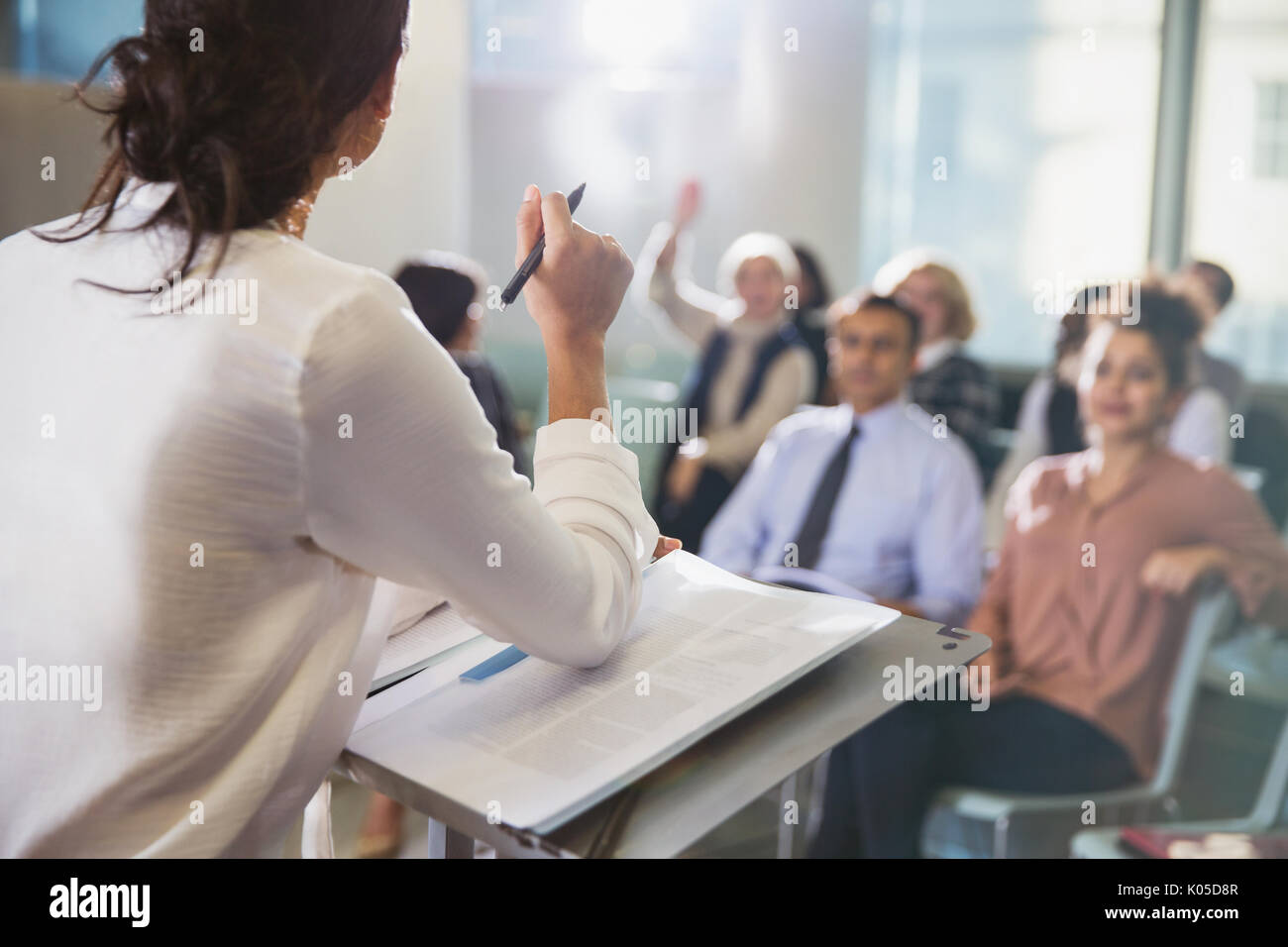 Geschäftsfrau, die führende Konferenz Präsentation, die Beantwortung Publikum fragen Stockfoto