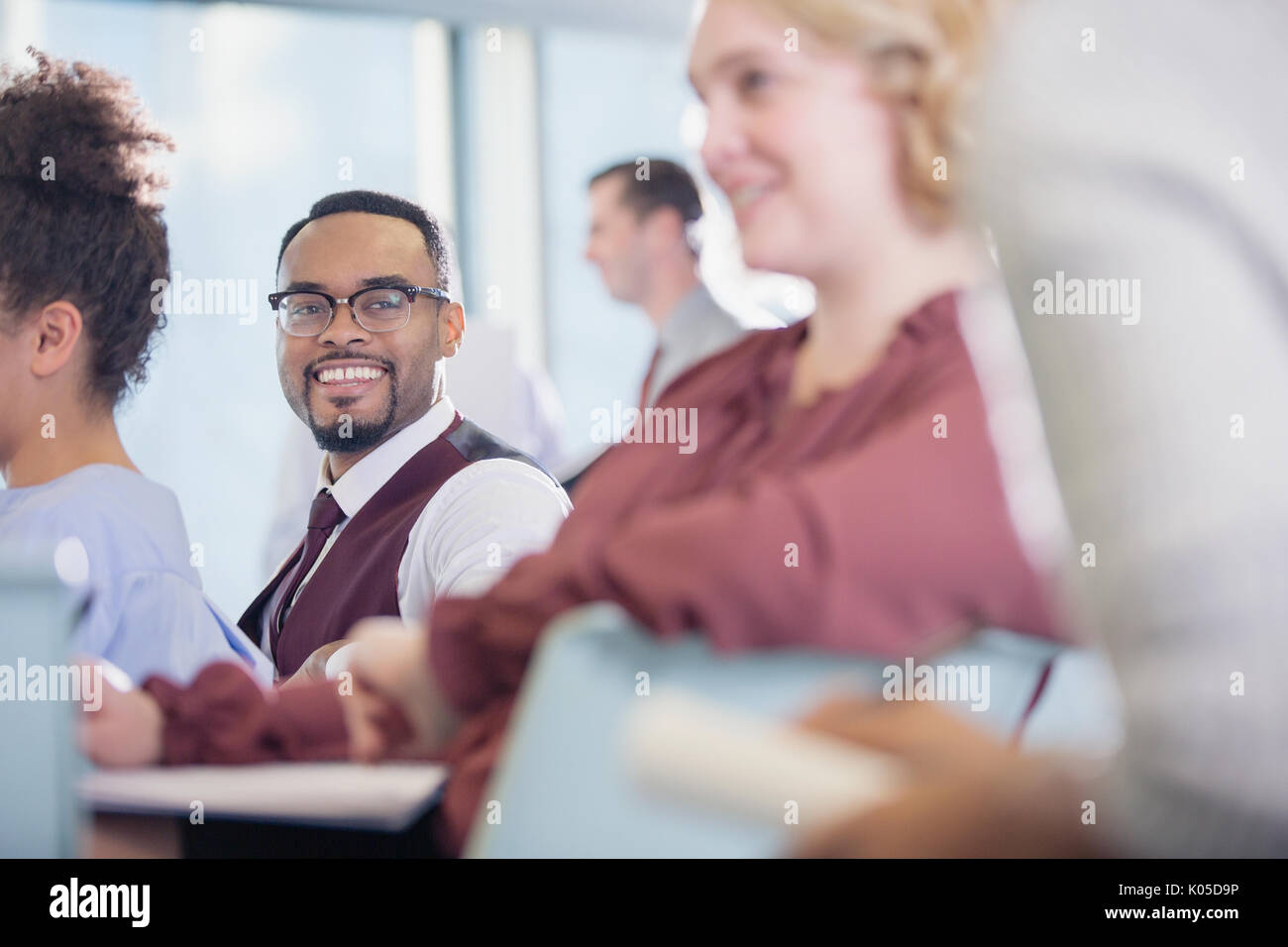 Lächelnd Geschäftsmann in Konferenz Publikum Stockfoto