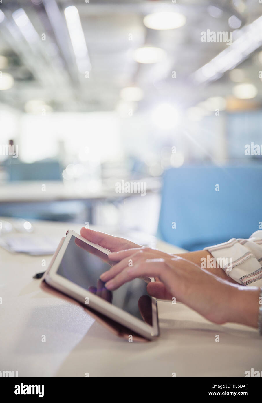 Close up Hände der Geschäftsfrau mit digitalen Tablette im Büro Stockfoto