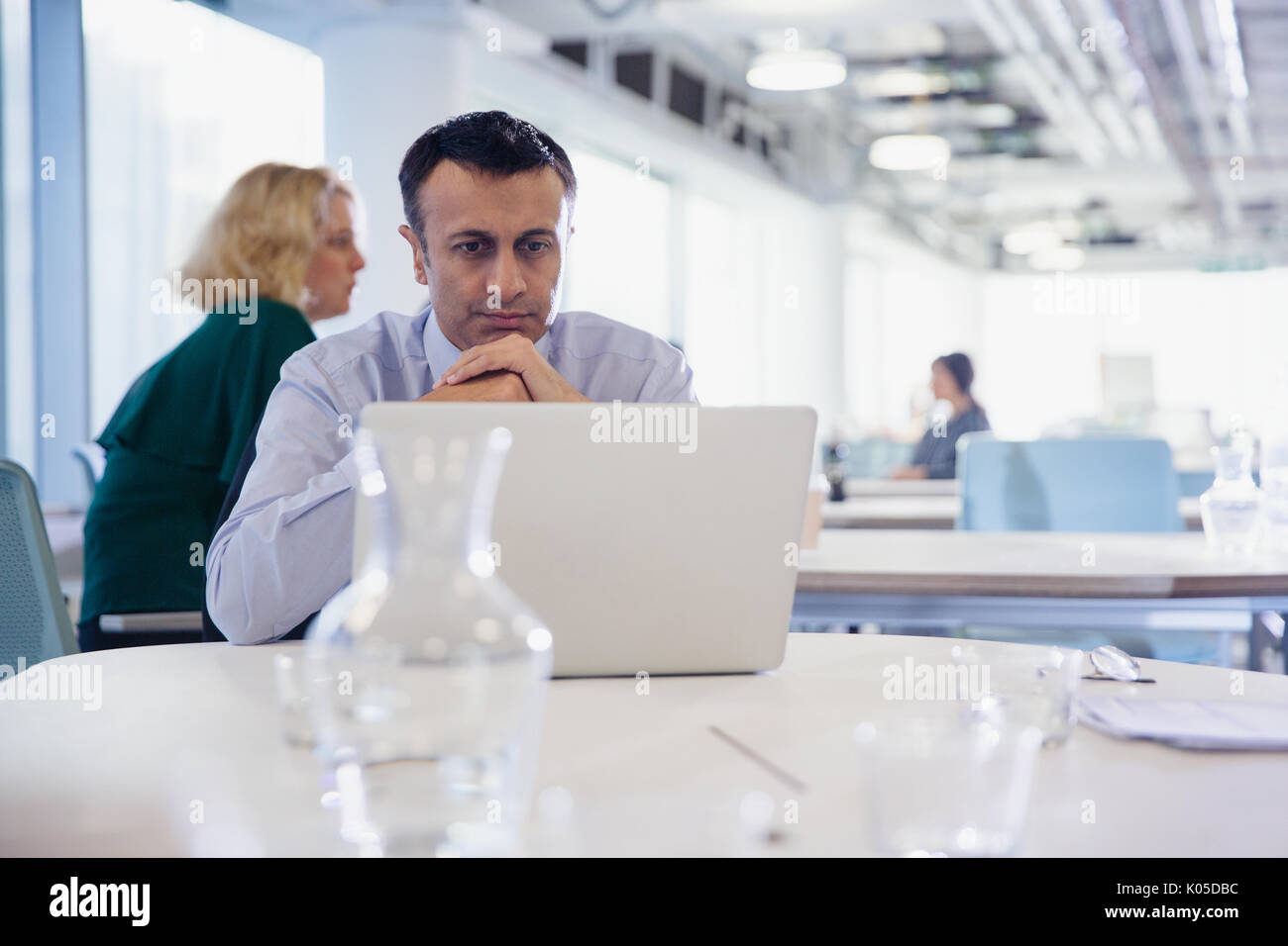 Konzentriert, schwere Geschäftsmann am Laptop im Büro arbeiten Stockfoto