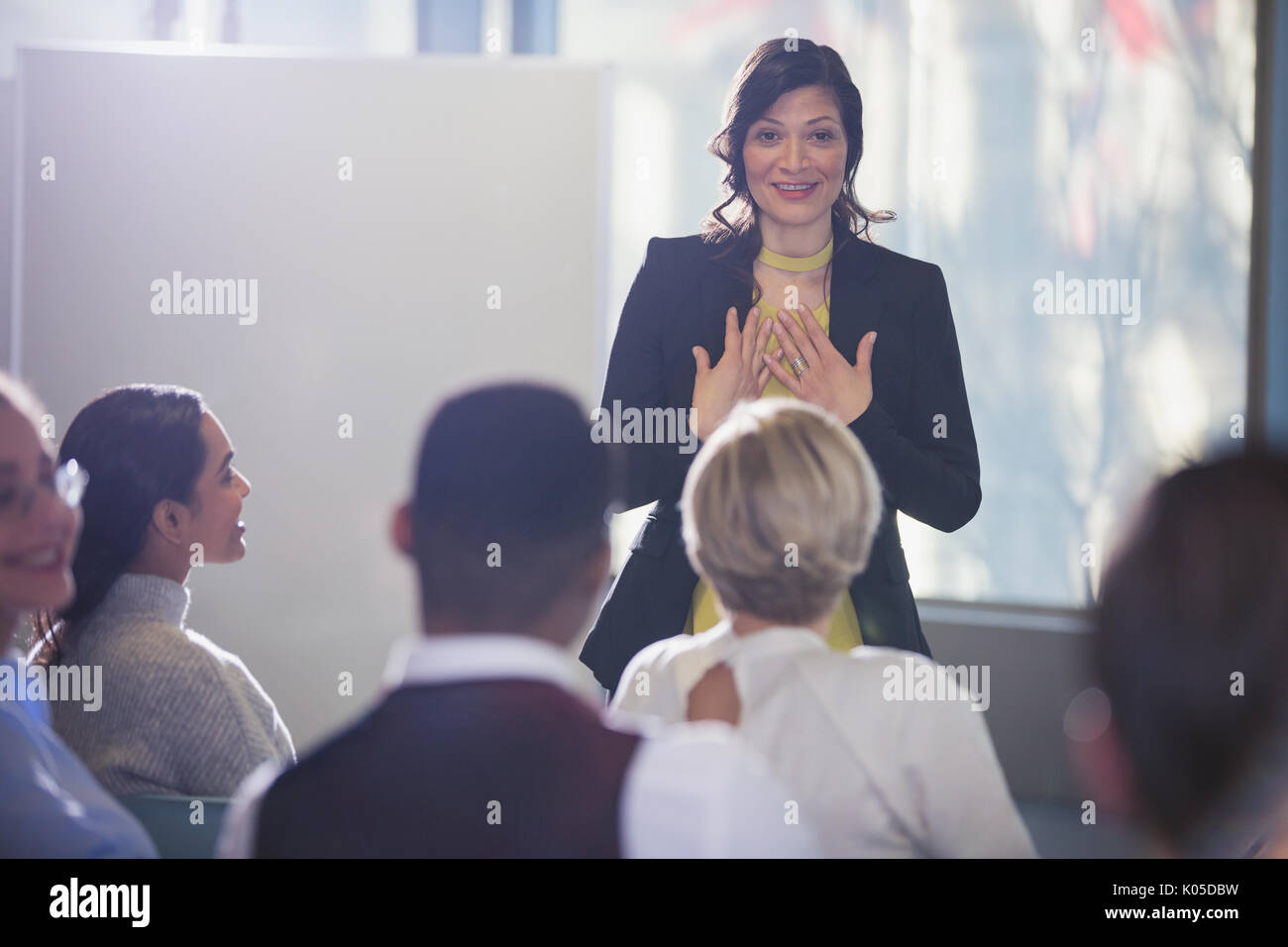 Geschäftsfrau Gestik, führende Konferenz Konferenz Stockfoto