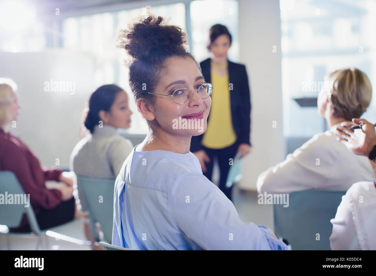 Porträt Lächeln, selbstbewussten Geschäftsfrau drehen, ein Blick zurück in die Konferenz Publikum Stockfoto