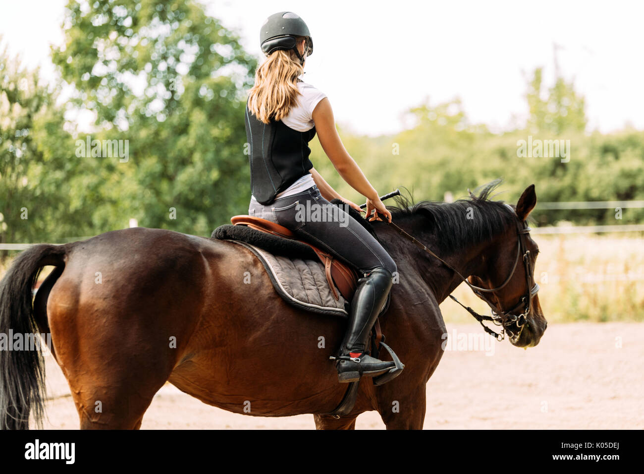 Bild von jungen Mädchen reiten ihr Pferd Stockfoto