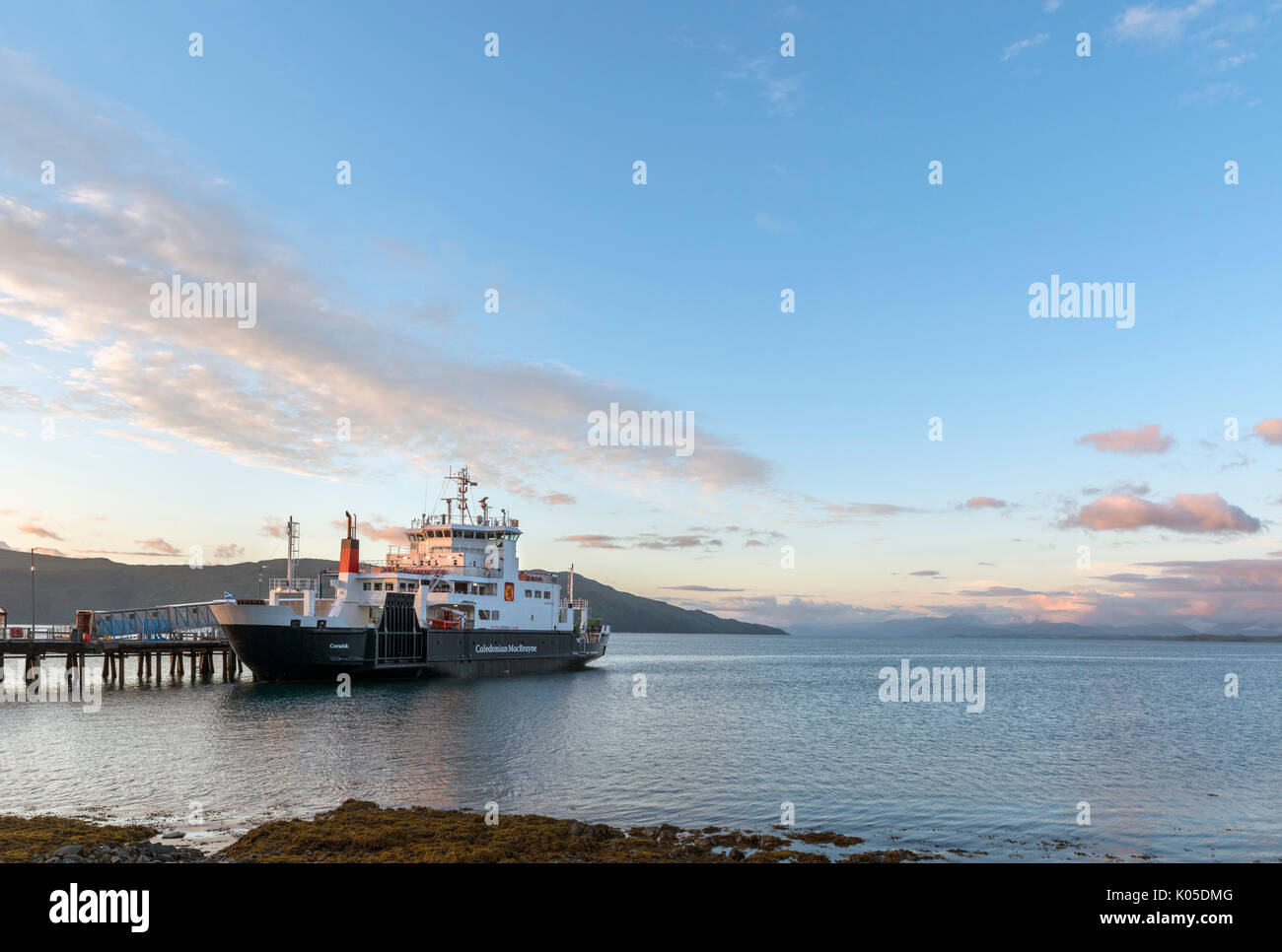 Caledonian MacBrayne (calmac) Fähre bei Sonnenuntergang, Craignure, Isle of Mull, Argyll und Bute, Schottland, Großbritannien Stockfoto