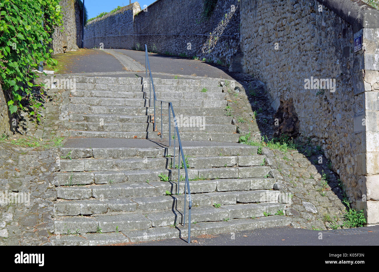 Rue des Echelles, in der modernen französischen Straße der Leitern, steile Strasse Teil trat in der Stadt Montmorillon, Frankreich Stockfoto