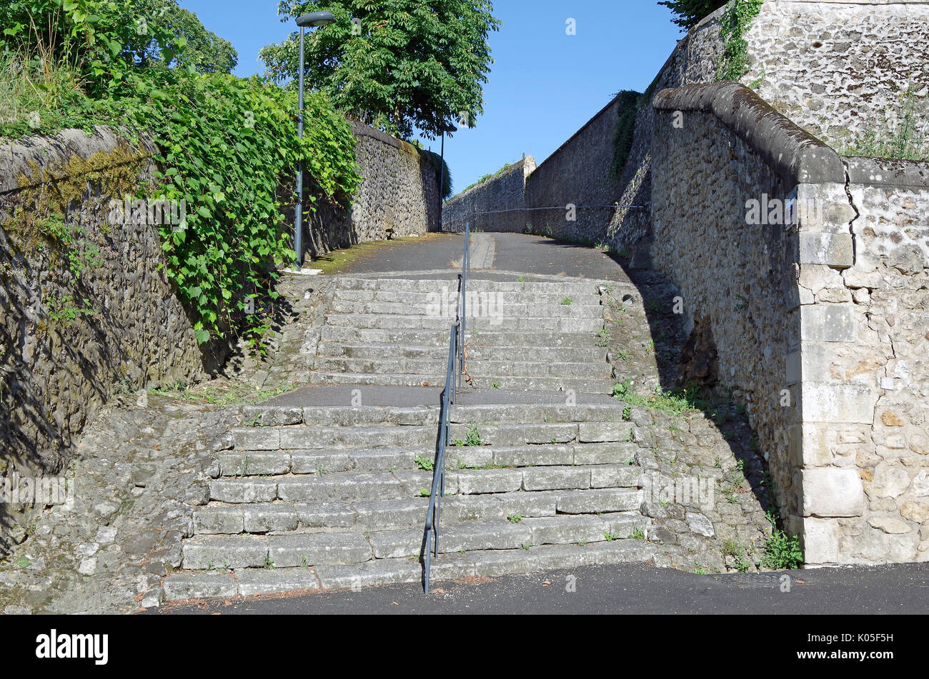 Rue des Echelles, in der modernen französischen Straße der Leitern, steile Strasse Teil trat in der Stadt Montmorillon, Frankreich Stockfoto