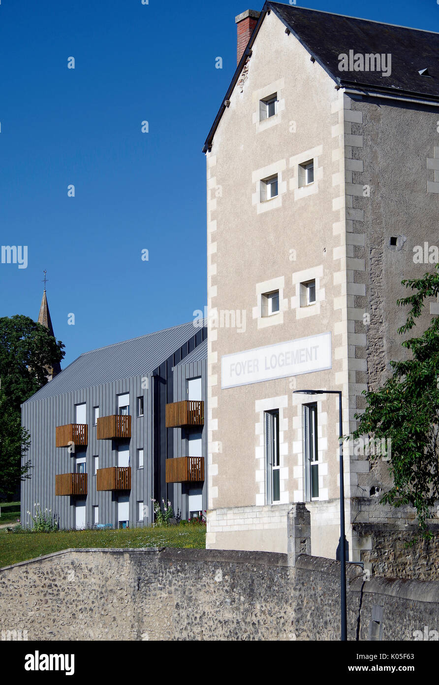 Foyer Logement, Altersheim, Montmorillon, Frankreich, ein Teil der ursprünglichen Gebäude, mit neuen Flügeln darüber hinaus. Stockfoto