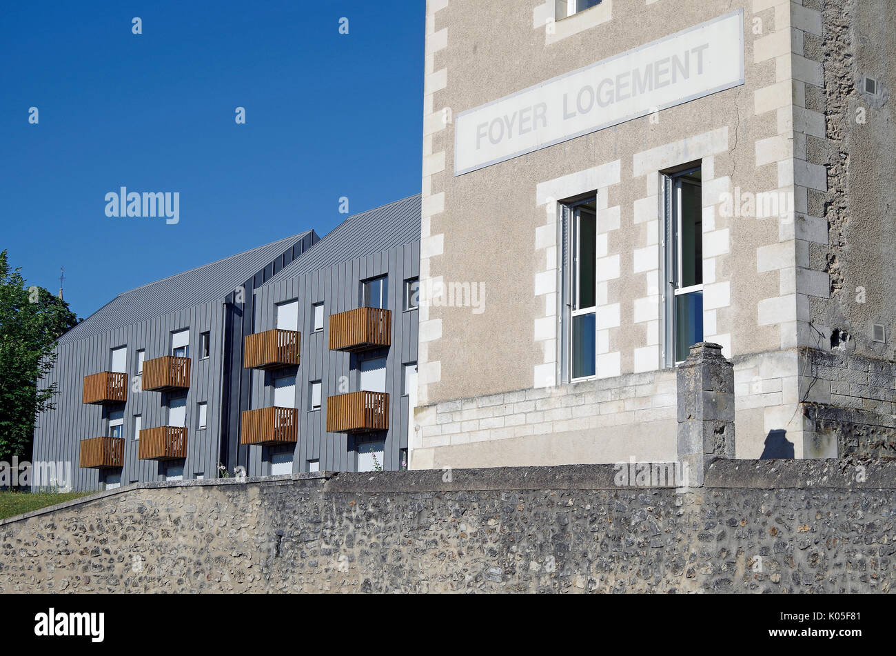 Foyer Logement, Altersheim, Montmorillon, Frankreich, ein Teil der ursprünglichen Gebäude, mit neuen Flügeln darüber hinaus. Stockfoto