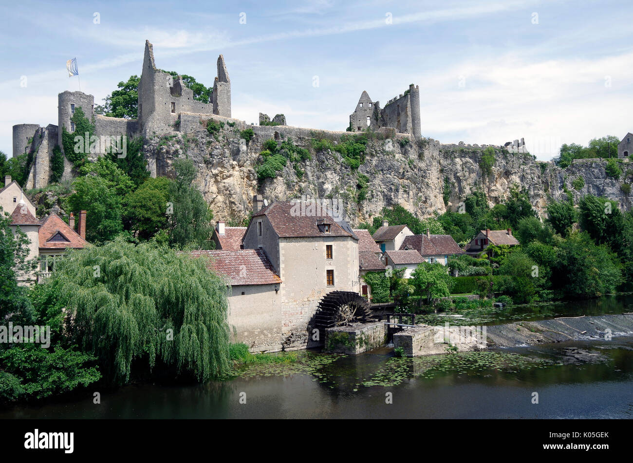 Ruinen des Château d'Angles-sur-l'Anglin, auf einer Klippe oberhalb, Fluss Anglin, die stammt aus dem zwölften Jahrhundert, und wurde in der 15 Cent vergrößert Stockfoto