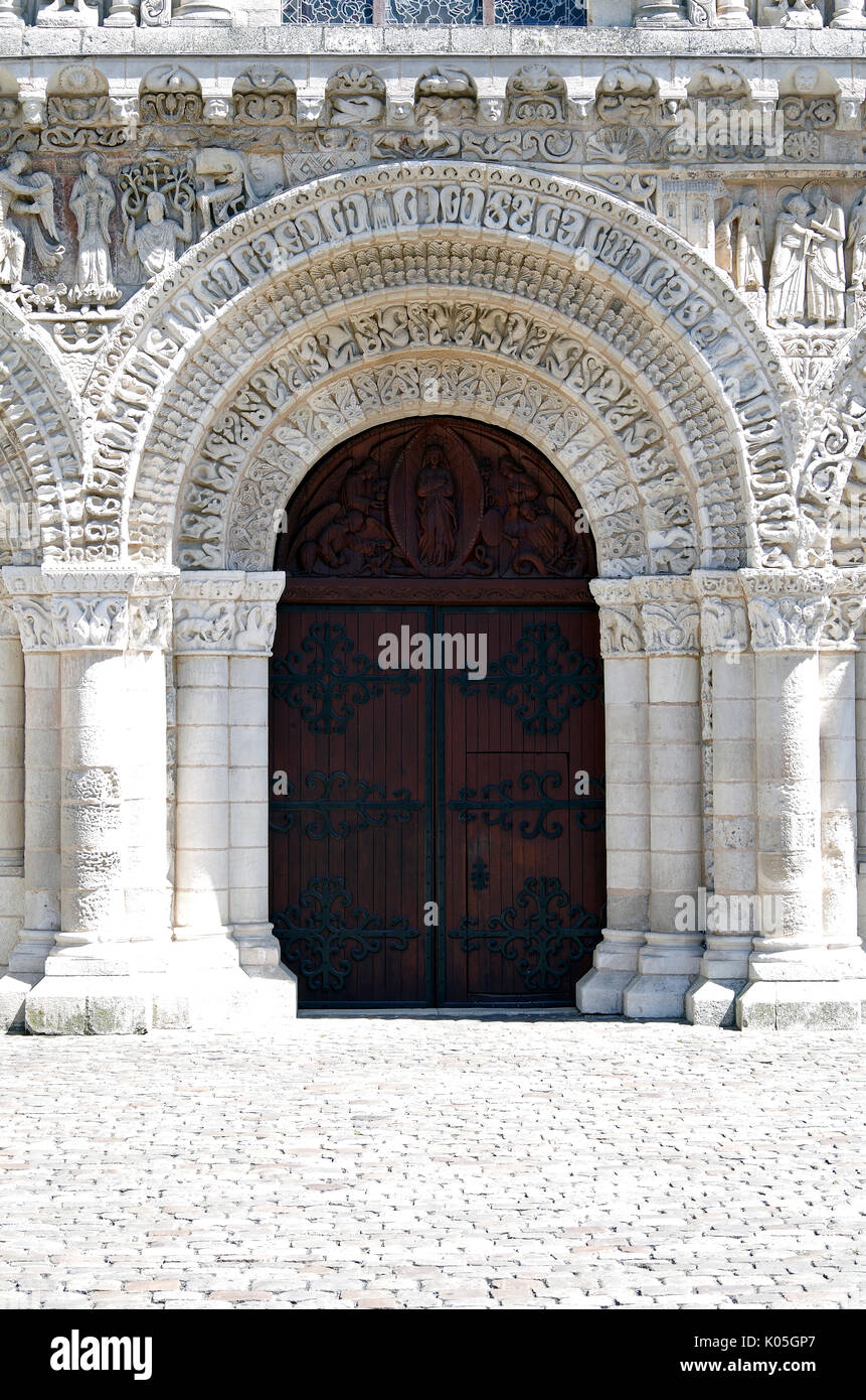 Tür im Westen vor der Kirche von Notre Dame Le Grande, Poitiers, Frankreich, zweite Hälfte des 11. Jahrhunderts gebaut, im Hochromanischen Stil, Stockfoto