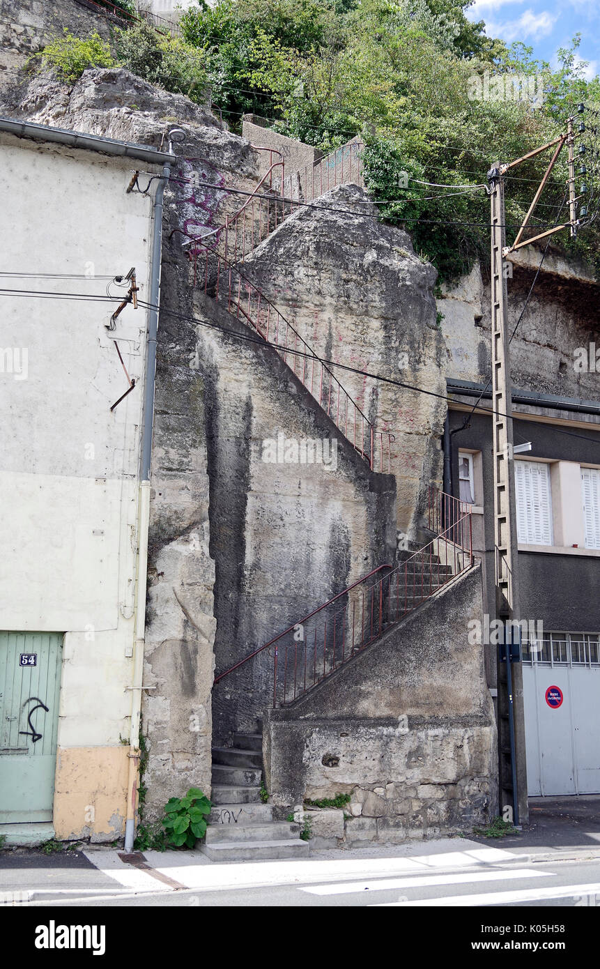 Steile Treppe in der Nähe des senkrechten Kalksteinfelsen in Poitiers, Frankreich. Stockfoto