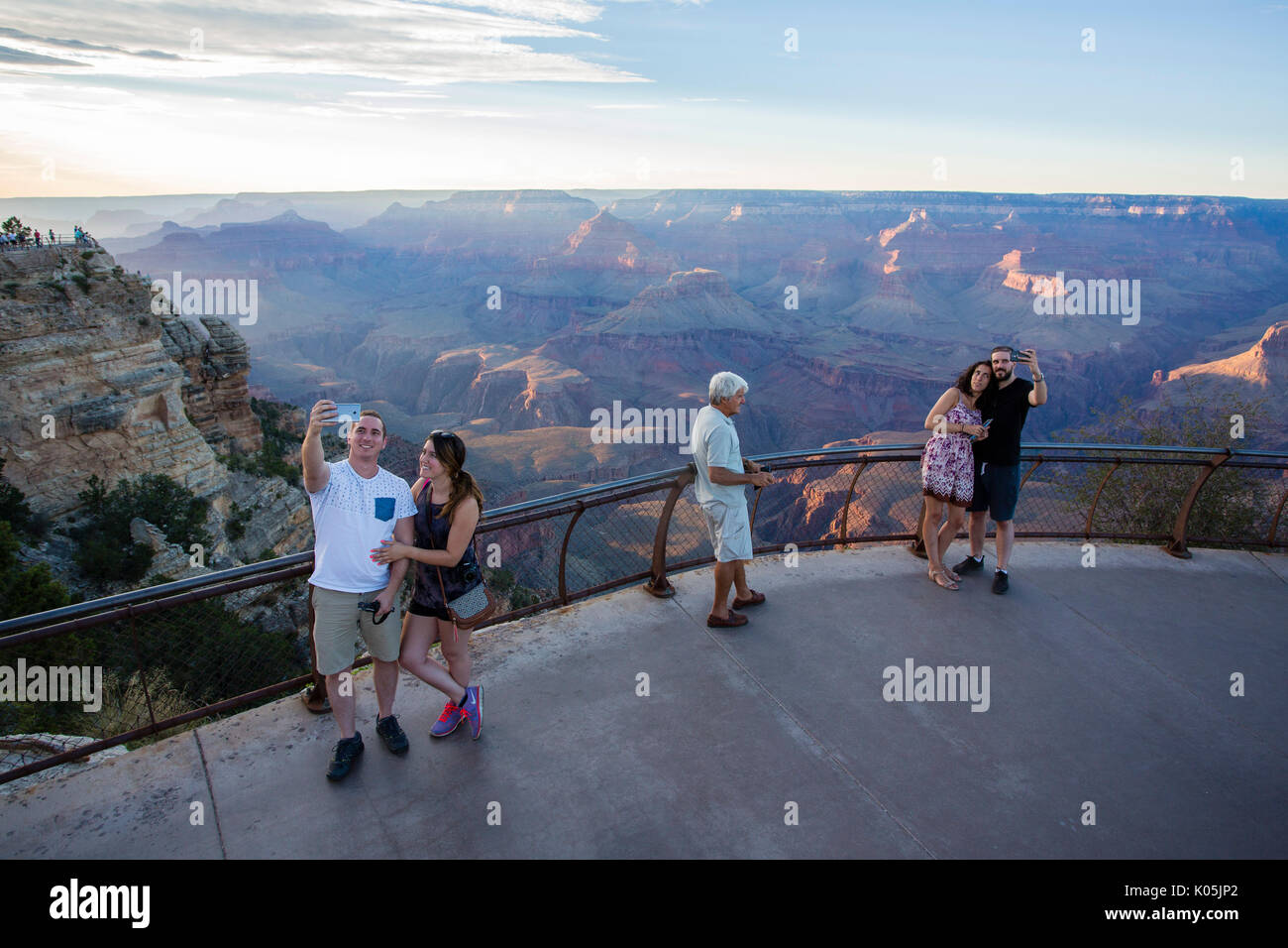 Nehmen Sie Fotos und Telefon Tousists selfies am Grand Canyon, Arizona, USA. Stockfoto