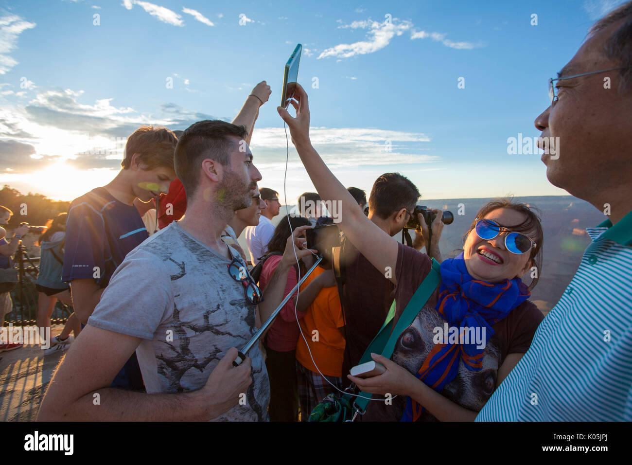 Nehmen Sie Fotos und Telefon Tousists selfies am Grand Canyon, Arizona, USA. Stockfoto