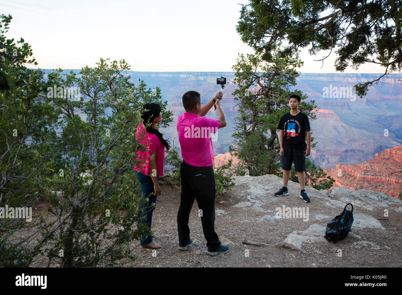 Nehmen Sie Fotos und Telefon Tousists selfies am Grand Canyon, Arizona, USA. Stockfoto