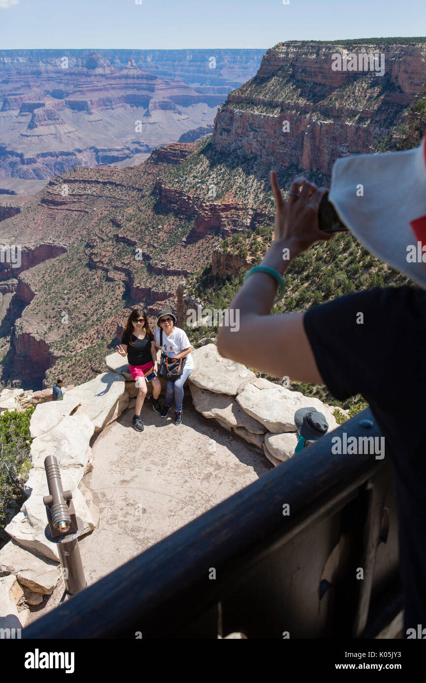 Nehmen Sie Fotos und Telefon Tousists selfies am Grand Canyon, Arizona, USA. Stockfoto