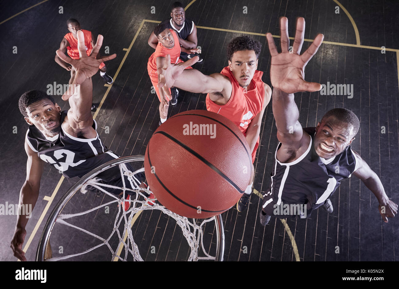 Ansicht von oben Junge männliche Basketball Spieler springen basketball bei Net auf Basketball Rebound Stockfoto