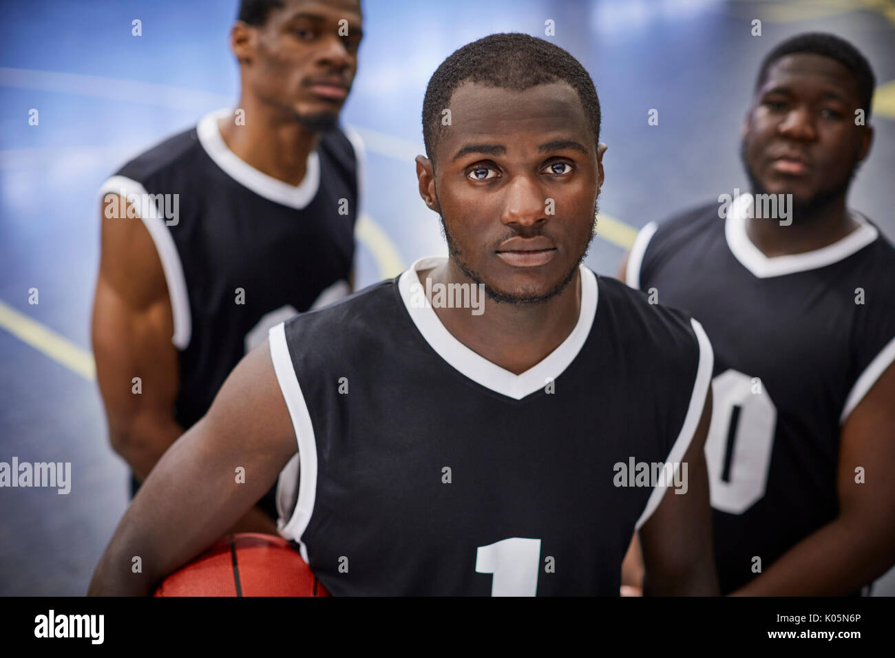 Portrait ernst, konzentriert junge männliche Basketball player Team in schwarzen Trikots Stockfoto
