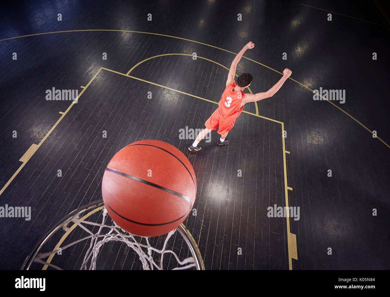 Zuversichtlich, dass junge männliche Basketball Spieler schießt den Ball und Gestik, Feiern Stockfoto