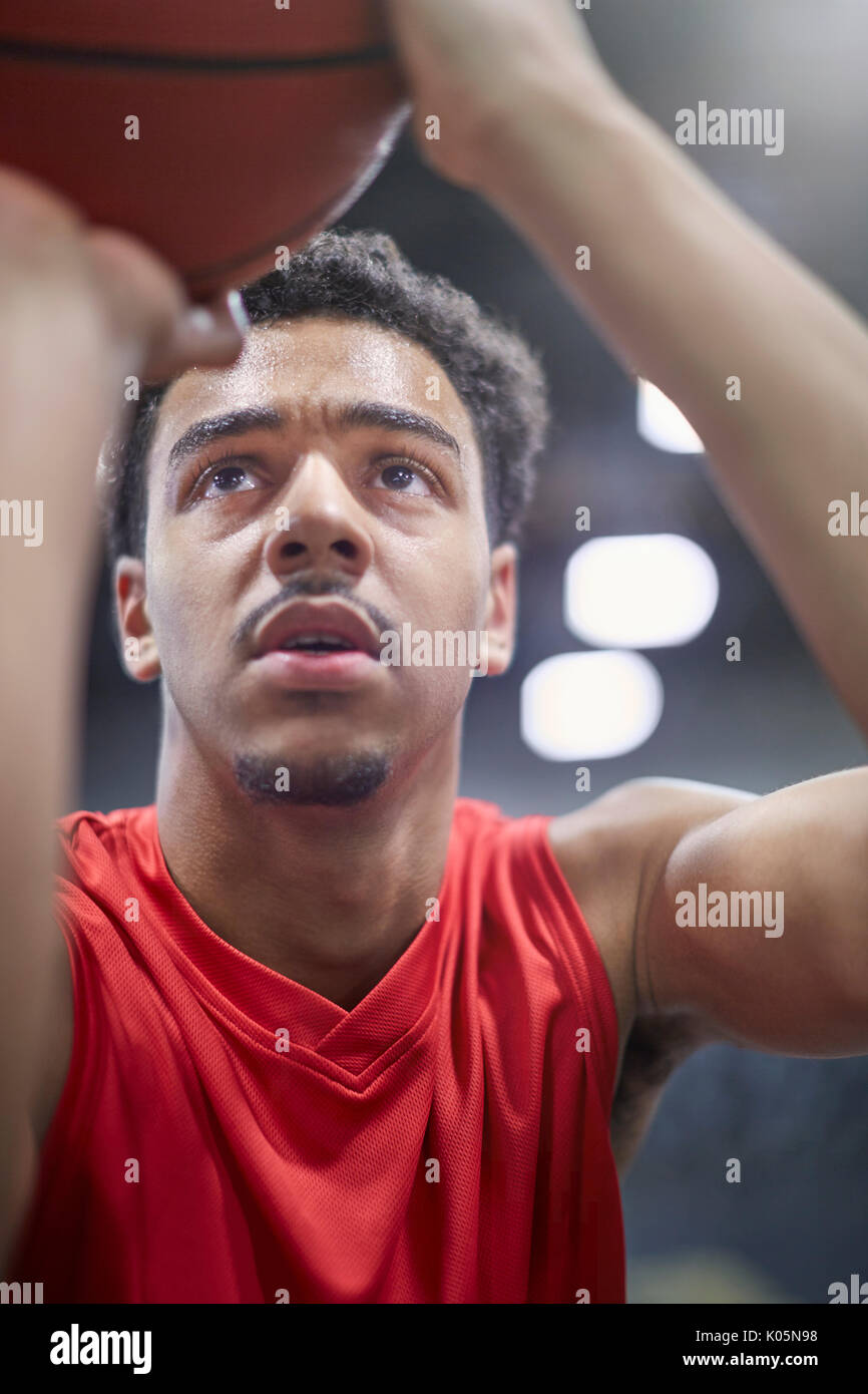 Close up junge männliche Basketball player Shooting kostenlos werfen konzentriert Stockfoto