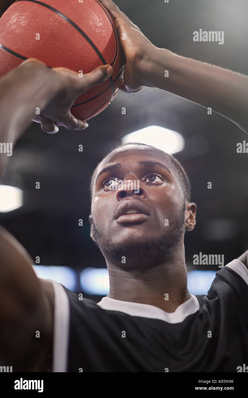 Close up junge männliche Basketball player Shooting kostenlos werfen konzentriert Stockfoto