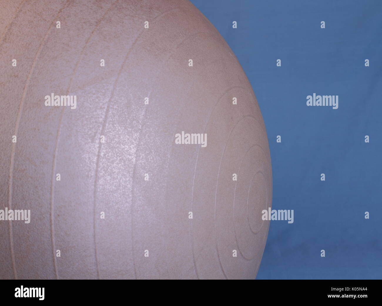 Abstrakte Nahaufnahme eines yoga Ball mit einem klaren Hintergrund und kopieren Raum Stockfoto