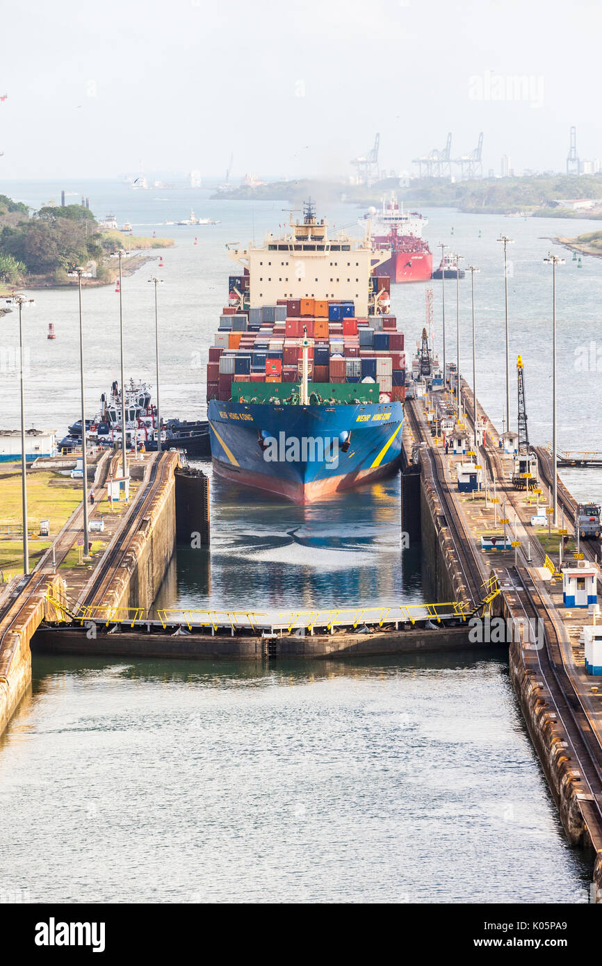 Panama Canal, Panama. Containerschiff Wehr Hongkong nähert sich erste Sperre auf der karibischen Seite. Stockfoto
