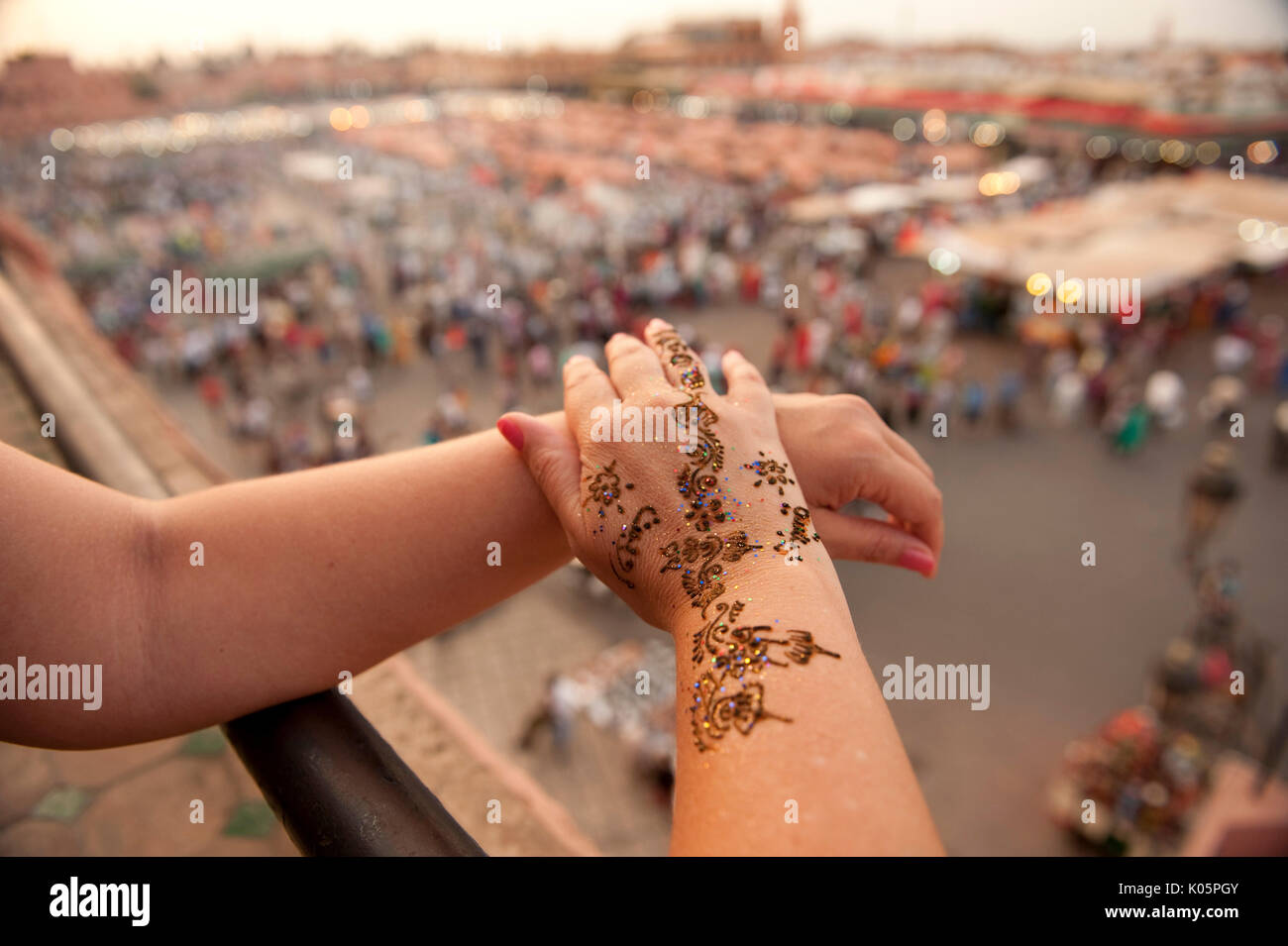 Womans Hand mit Henna Tattoo, Djemaa el-Fna, Hauptplatz, Marrakesch, Marokko, Markt Stockfoto