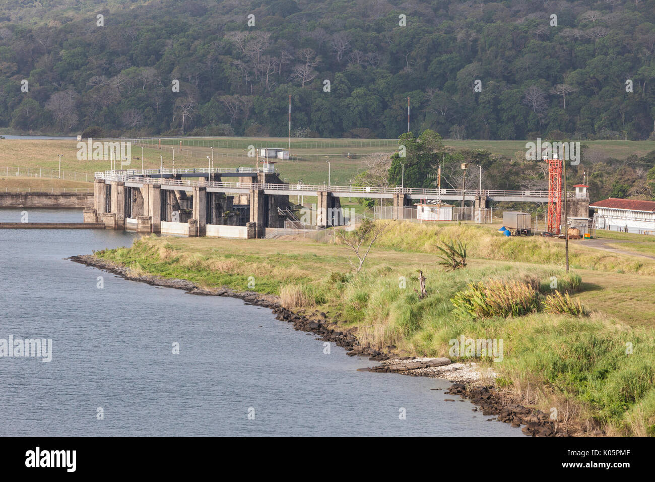 Panama Canal, Panama. Gatun Damm auf Gatun See, Stauen Chages River. Stockfoto