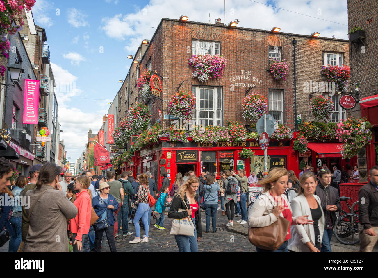 DUBLIN, Irland - 12. August: Leute auf der Straße vor der berühmten Temple Bar in Dublin, Irland Stockfoto