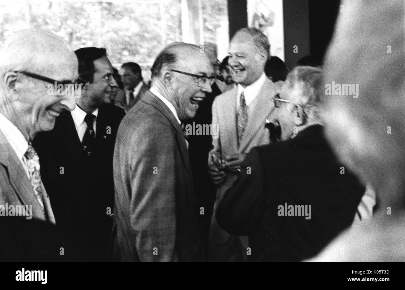 Milton S Eisenhower, ehemaliger Präsident der Johns Hopkins University, lachend unter anderem, nehmen alle an der Centennial Ball Opening Ceremony, 1976, Teil. Stockfoto