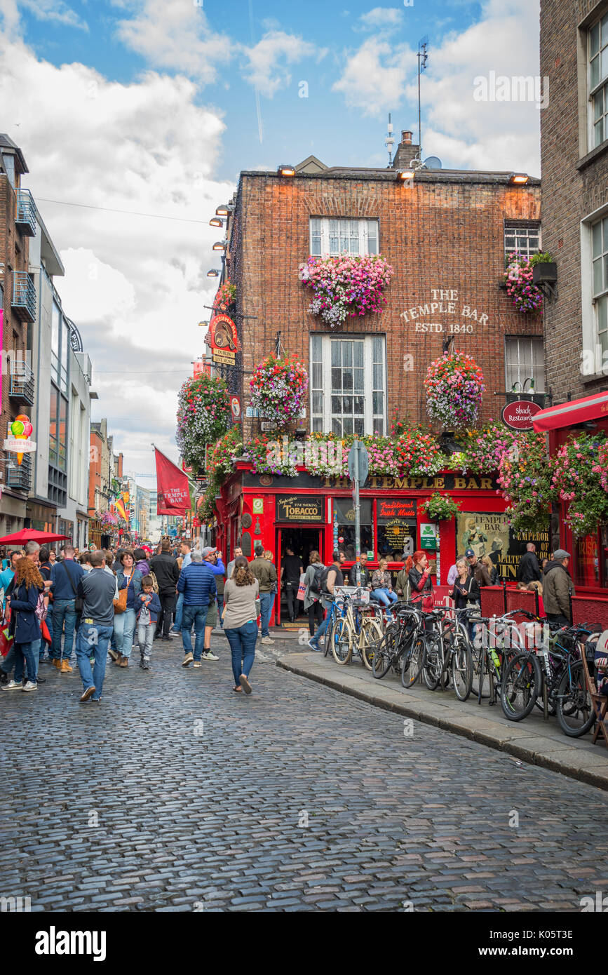 DUBLIN, Irland - 12. August: Leute auf der Straße vor der berühmten Temple Bar in Dublin, Irland Stockfoto