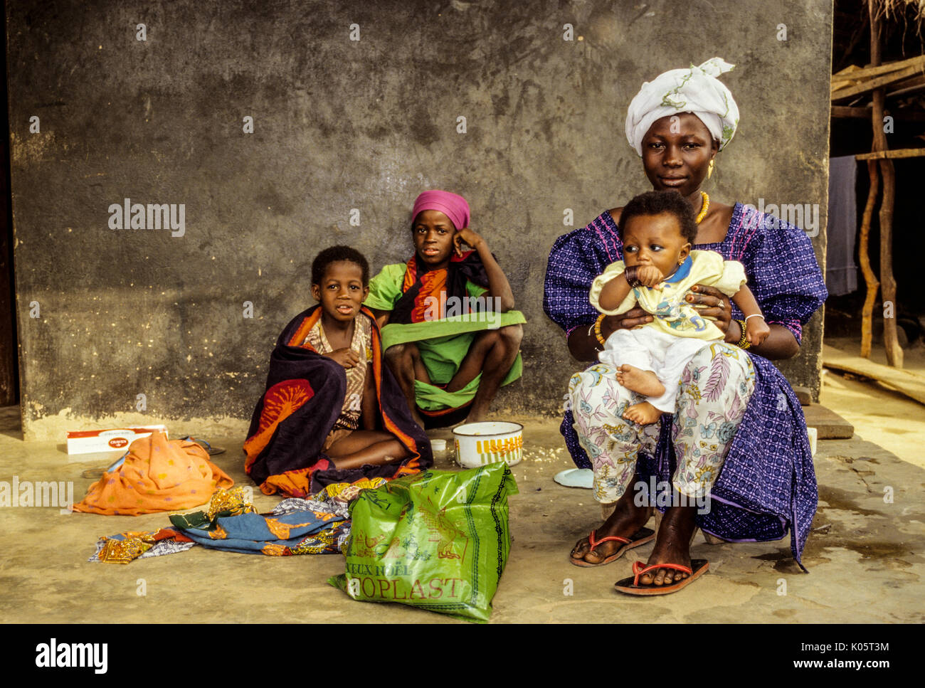 Côte d'Ivoire, Elfenbeinküste, Yorobodi, West Afrika. Mutter, Tochter, und Familienmitglieder. Stockfoto