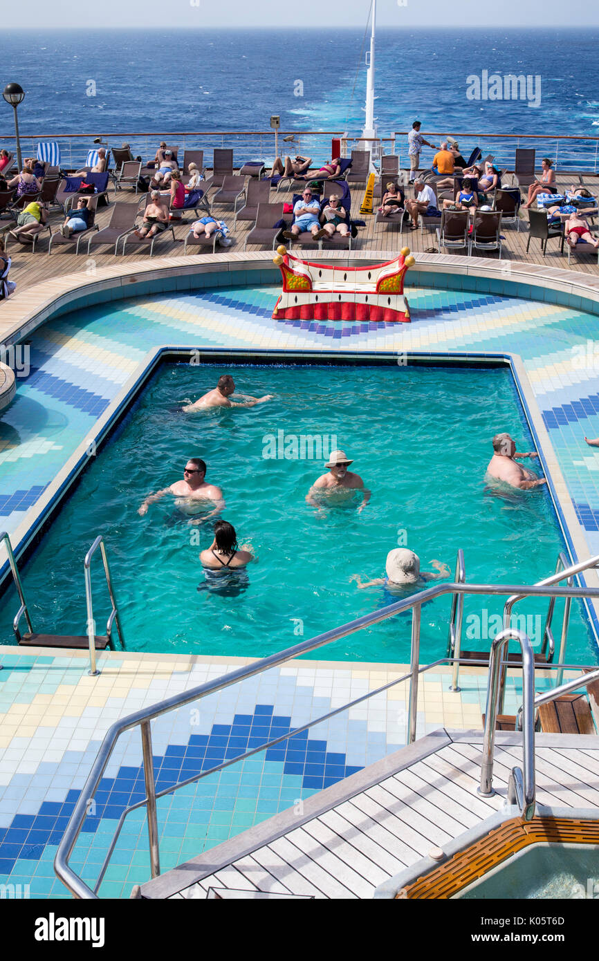 Zuiderdam Kreuzfahrt Karibik. Schwimmen und Sonnenbaden in und um den Pool. Stockfoto