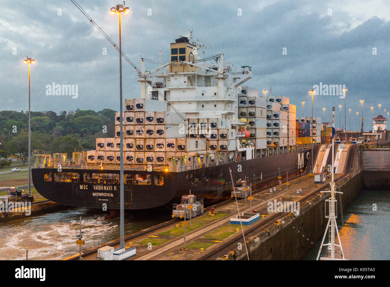 Panama Canal, Panama. Containerschiff Eingabe erste Sperre, Karibischen Seite, Richtung Lake Gatun, Stockfoto