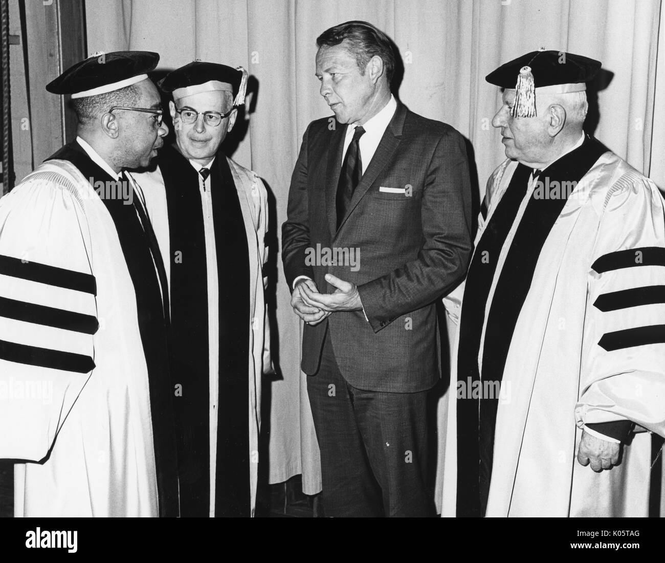 Dr. Kenneth Bancroft Clark (einen Ehrengrad JHU 1970 eingegangen), Abraham Lincoln Gordon, der 9. und der aktuelle Präsident der Johns Hopkins Universität, Robert UHR Fink, und Andrew Wellington Cordier, 1972. Stockfoto