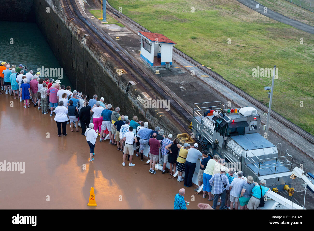 Panama Canal, Panama. Eingabe von Erster Lock, Karibischen Seite, Richtung Lake Gatun. 'Mule' Lok ziehen Schiff vorwärts in die Sperren, während Pas Stockfoto