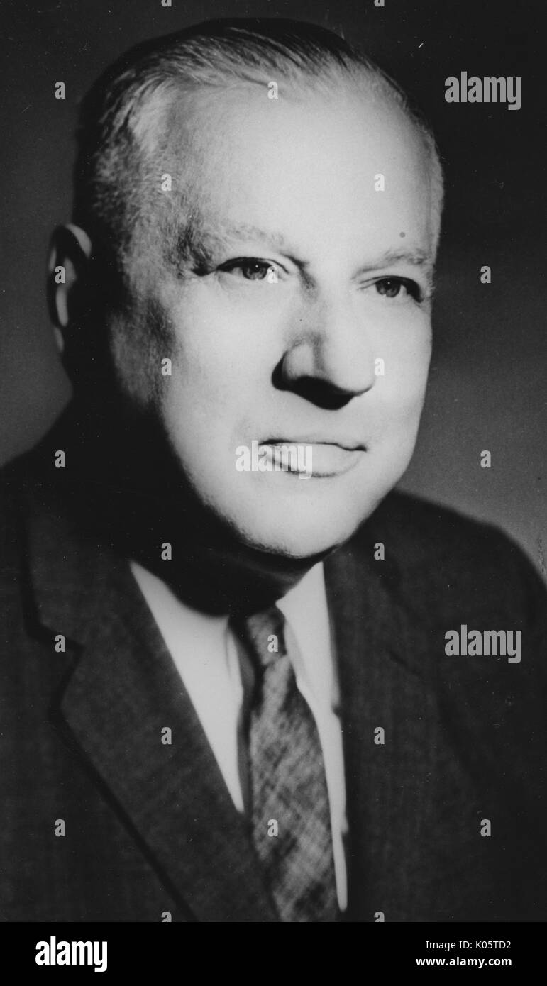 Kopf geschossen von Dr. Andrew Wellington Cordier, der Vereinten Nationen und Präsident der Columbia University, erhielt er die Ehrendoktorwürde von der Johns Hopkins Universität am Gedenktag, 1970. Stockfoto